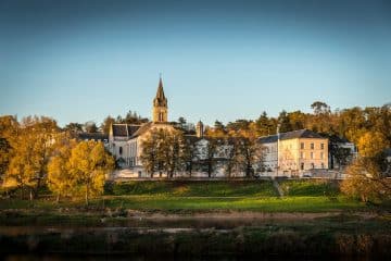 découvrez des visites guidées captivantes qui vous plongeront au cœur de l'histoire et de la culture. explorez des lieux emblématiques avec des guides passionnés et enrichissez votre expérience de voyage.